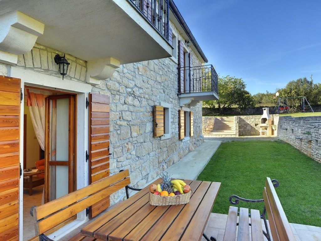 Appartement in Rakalj mit Großem Garten und Panoramablick