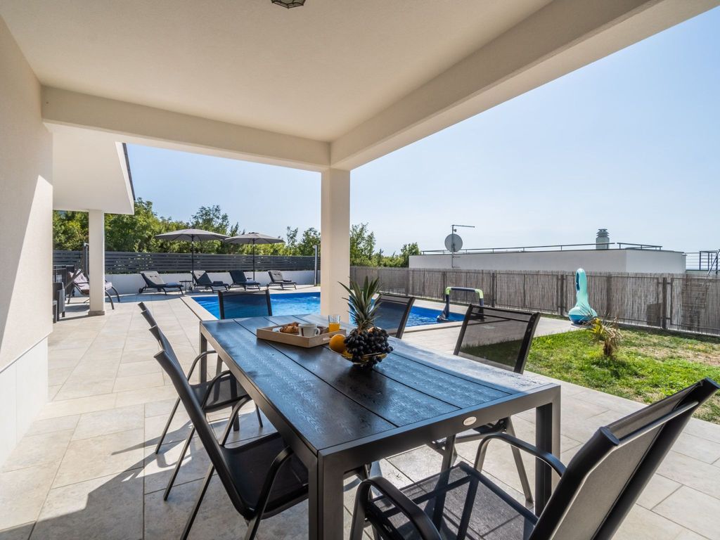 Elegantes Escape mit Pool und Panoramablick