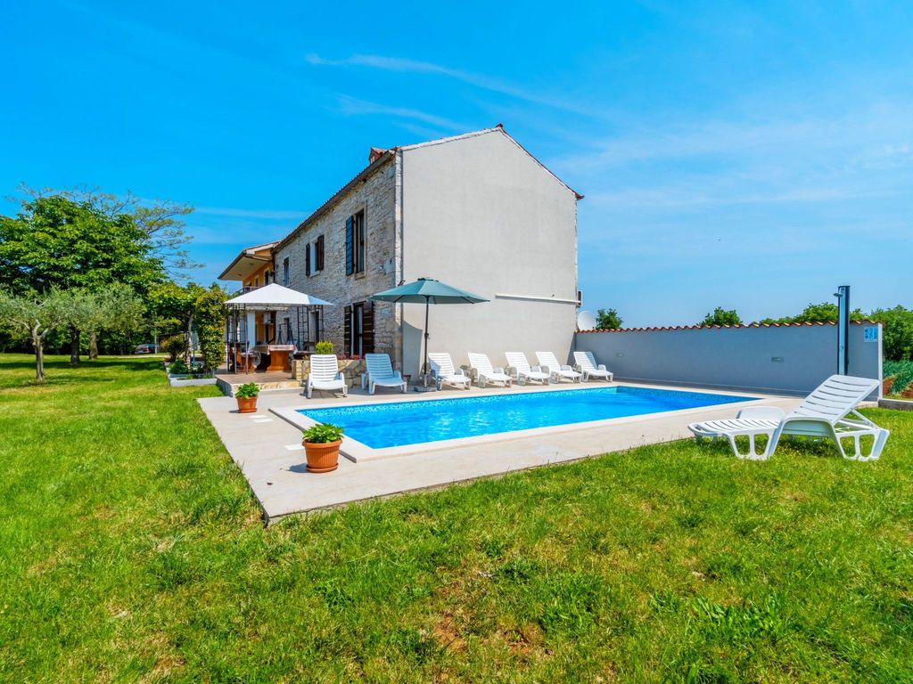 Schönes Haus mit großer grüner Umgebung, Pool