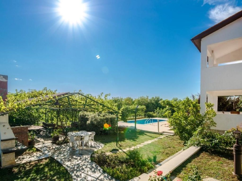 attraktive Wohnung mit privatem Pool