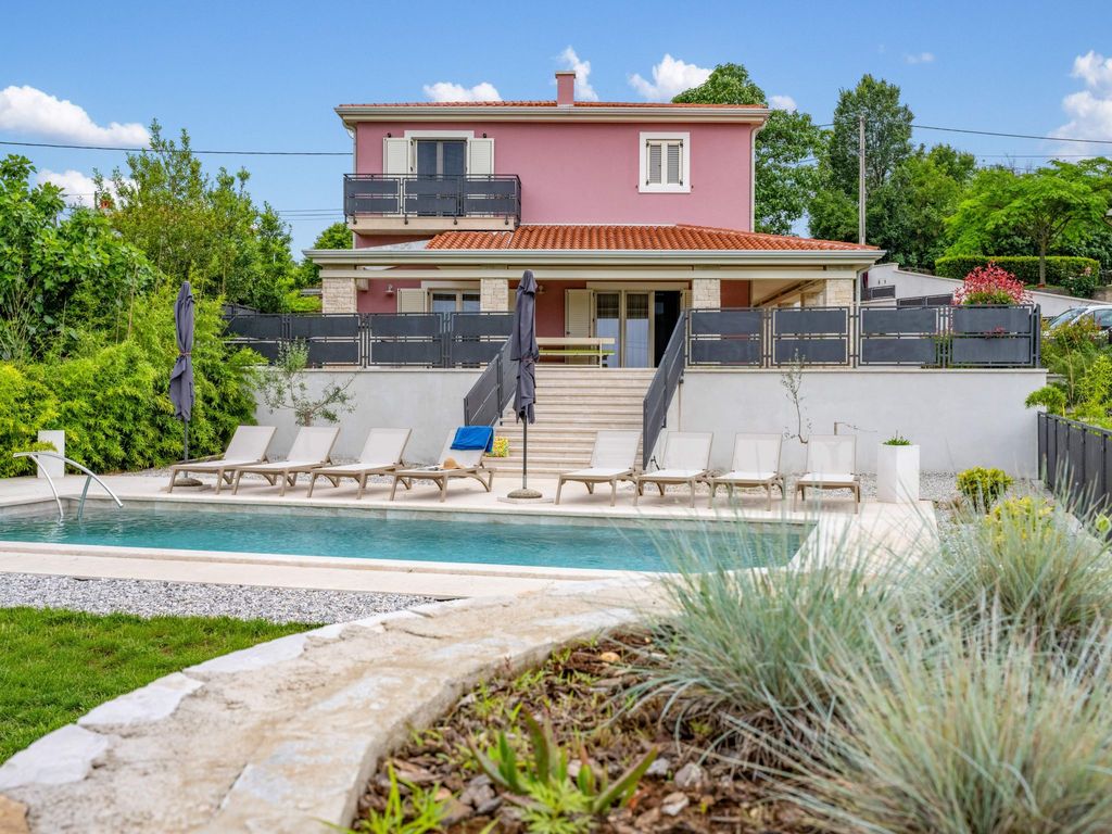 Villa Violette mit Pool nahe Stadtzentrum