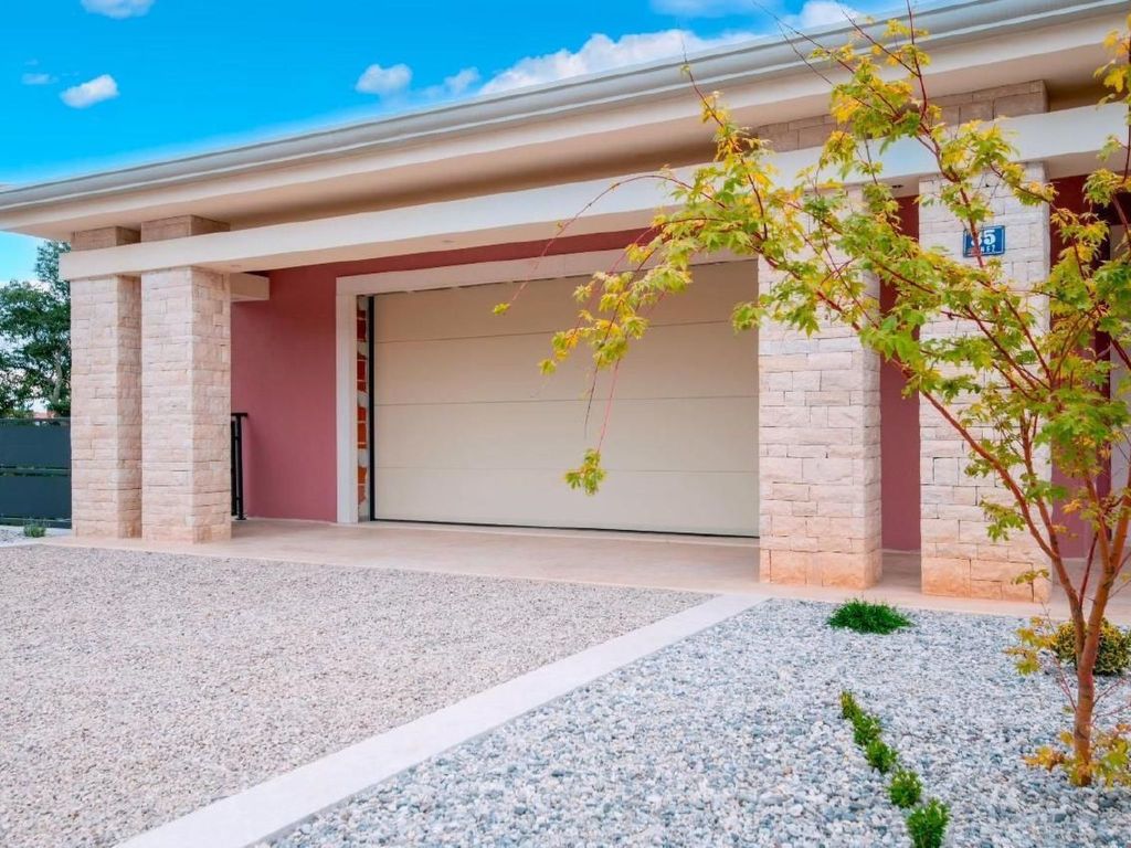 Villa Violette mit Pool nahe Stadtzentrum