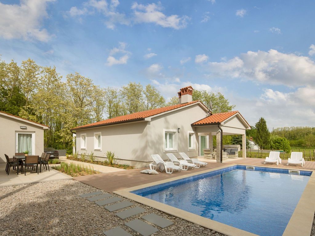 Charmante Villa mit gepflegtem Garten und beheiztem Pool