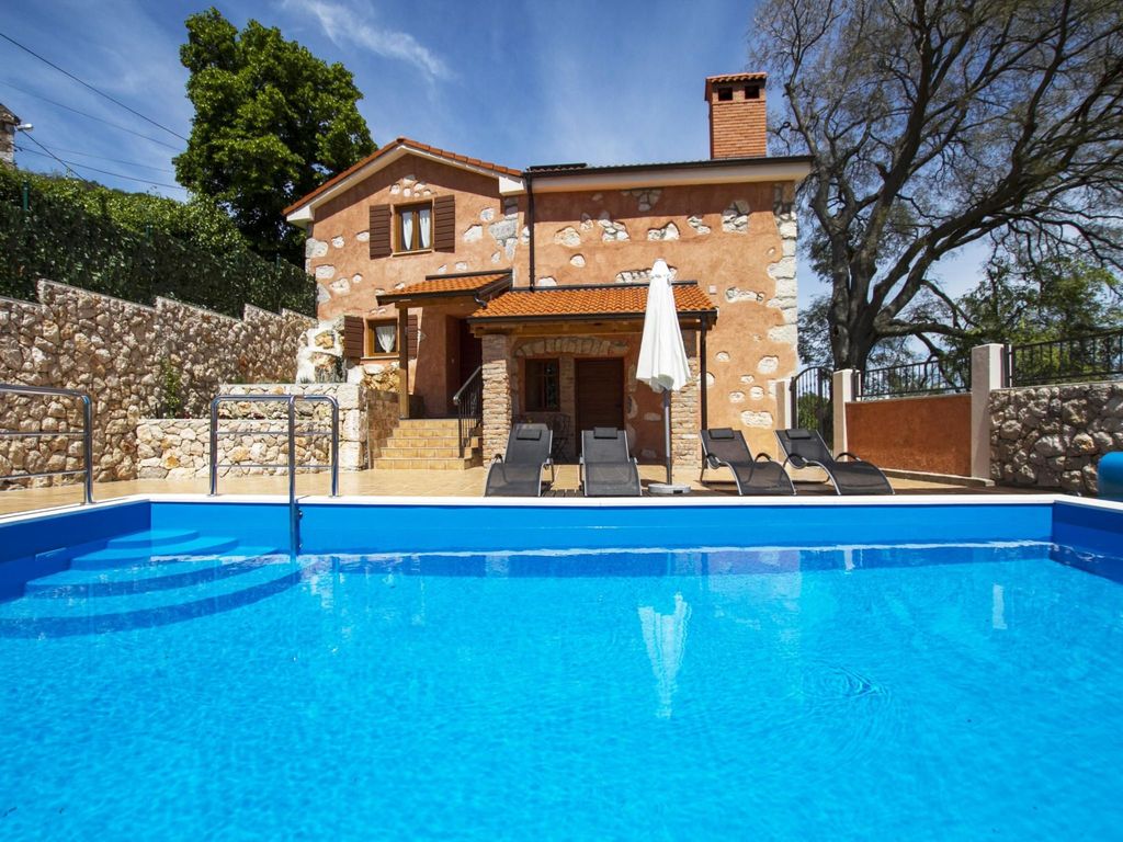 Geräumiges Ferienhaus in Brseč mit Privatem Pool