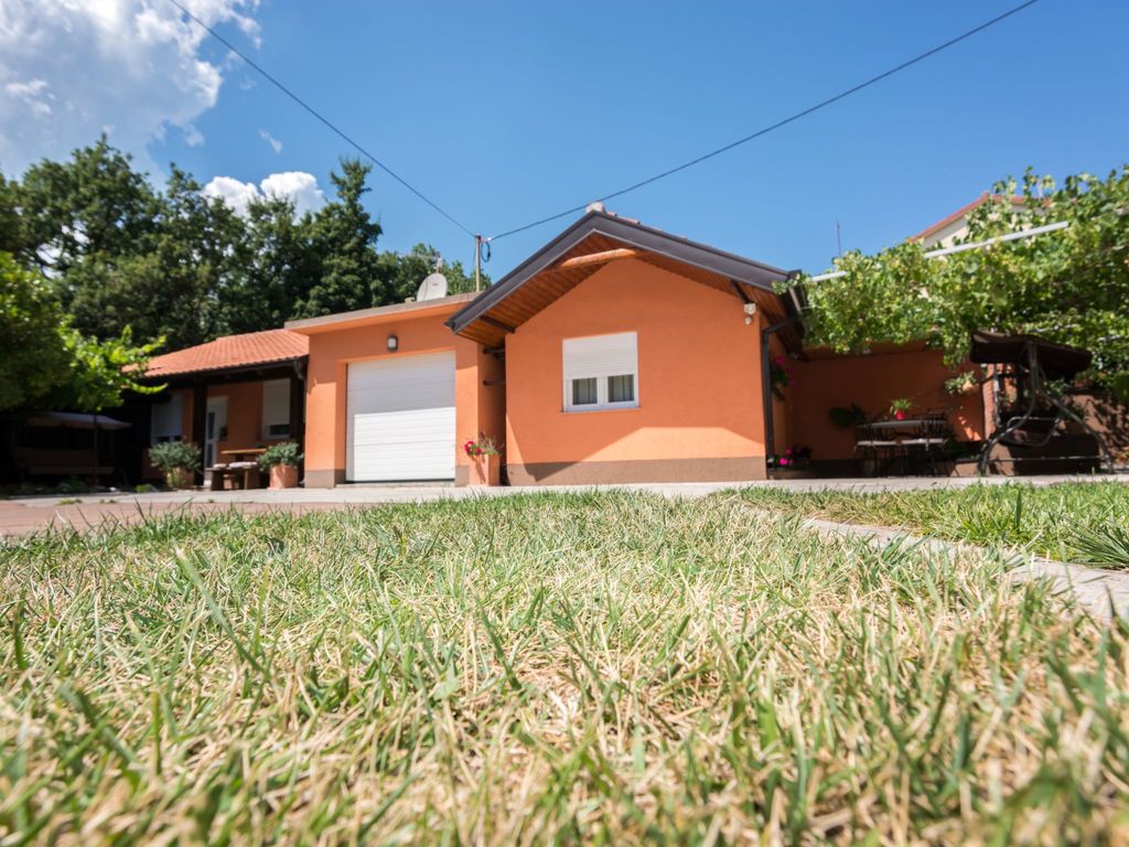 mit Garten, Grill und Terrasse