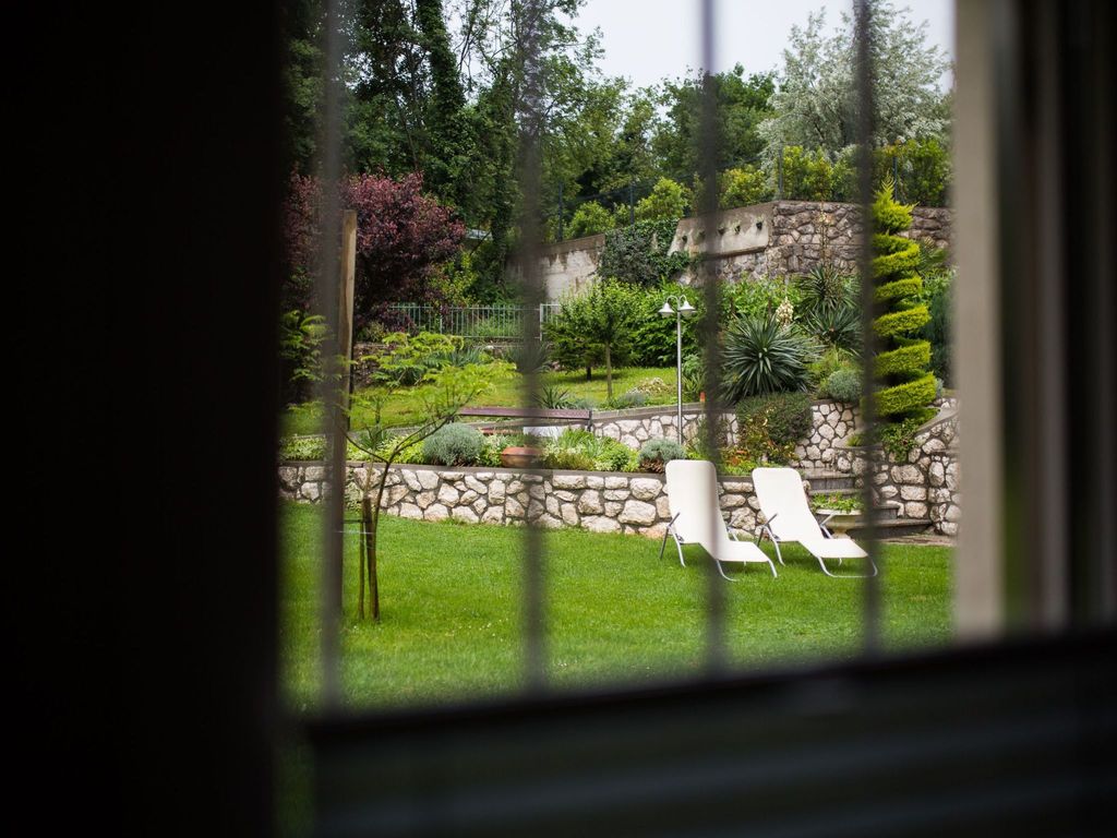mit Terrasse