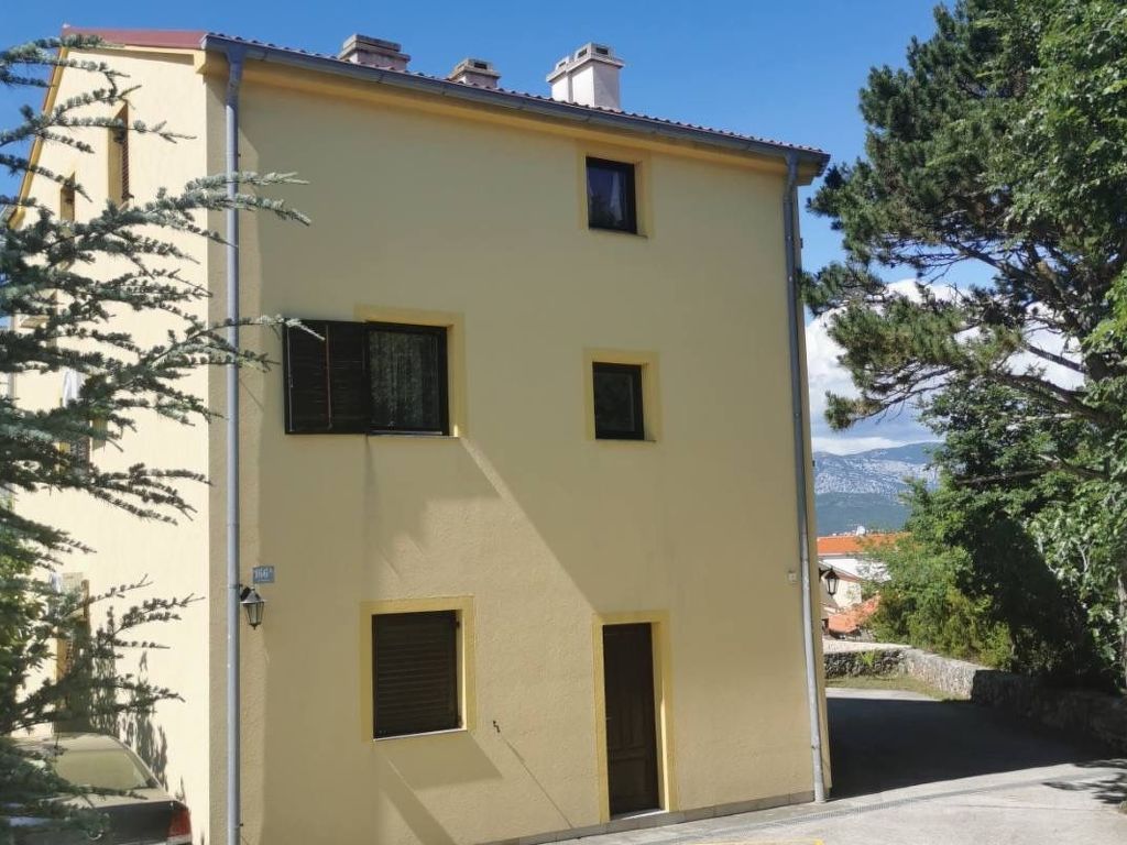 mit Klimaanlage und Balkon