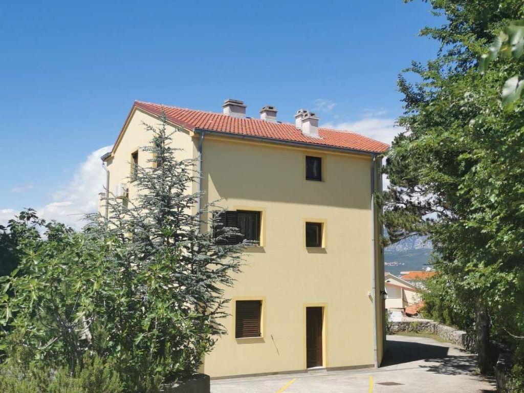 mit Klimaanlage und Balkon