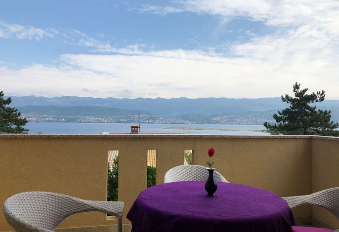 mit grünem Garten und Meerblick