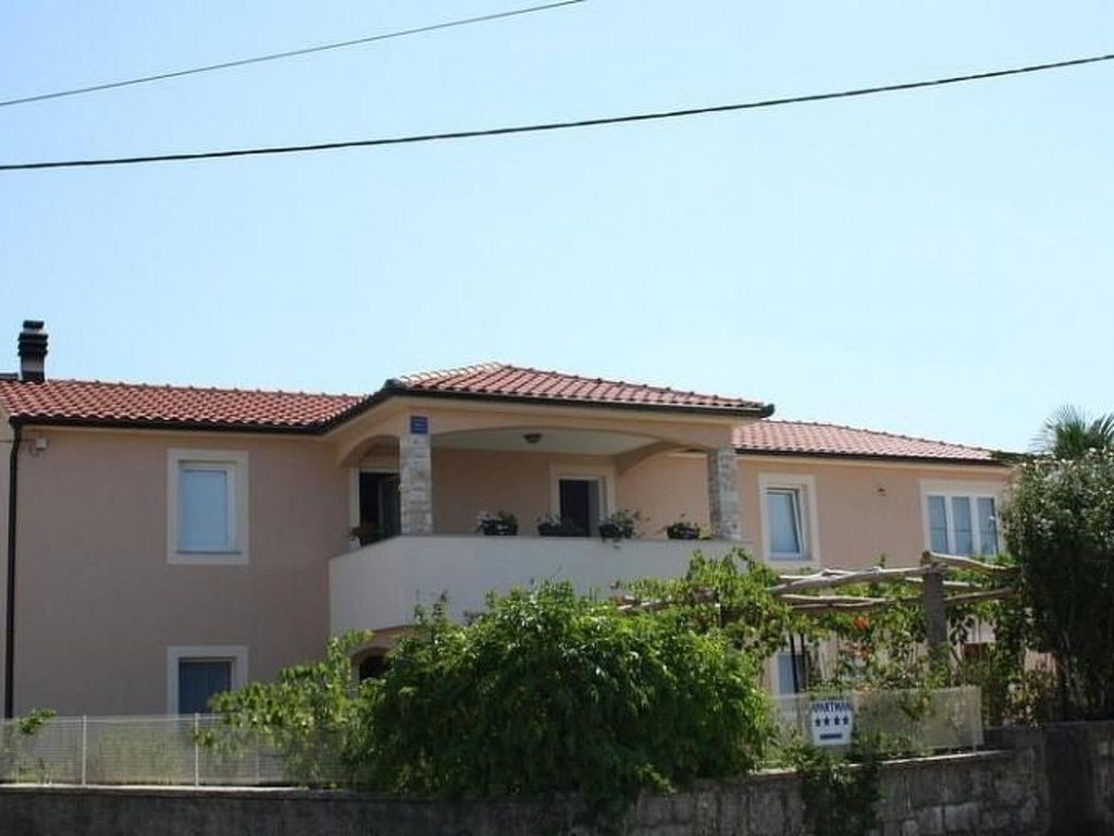 Große Wohnung in Gabonjin mit Eigener Terrasse