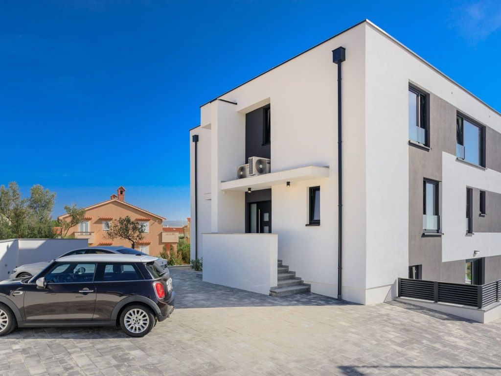 Luxusvilla mit beheiztem Pool in Strandnähe