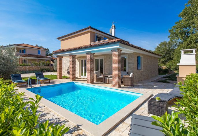 Romantische Villa mit Pool, umgeben von Natur