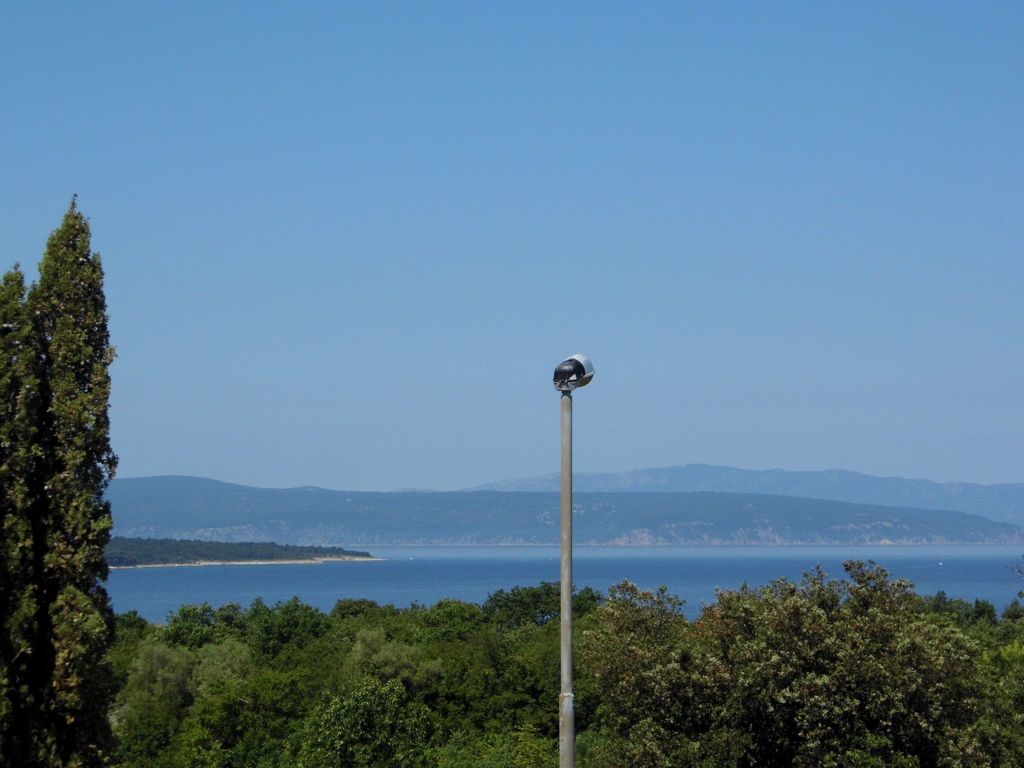 mit Blick auf das Wasser