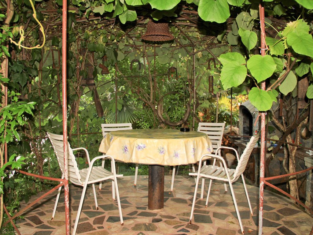 im Erdgeschoss mit Garten und Laube fur zwei Perssonen mit dem eigenen Parkplat