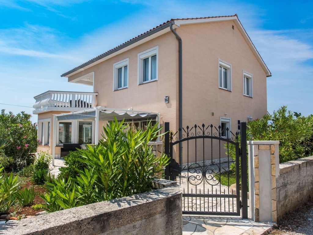 "Nika" mit privatem Pool
