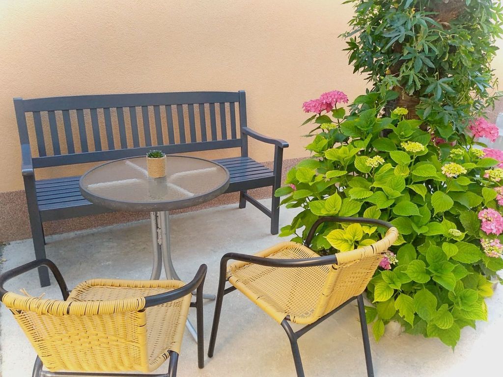 Studio-Apartment mit Terrasse und Parkplatz
