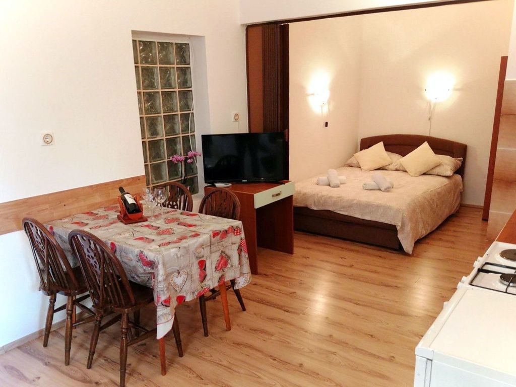 Studio-Apartment mit Terrasse und Parkplatz