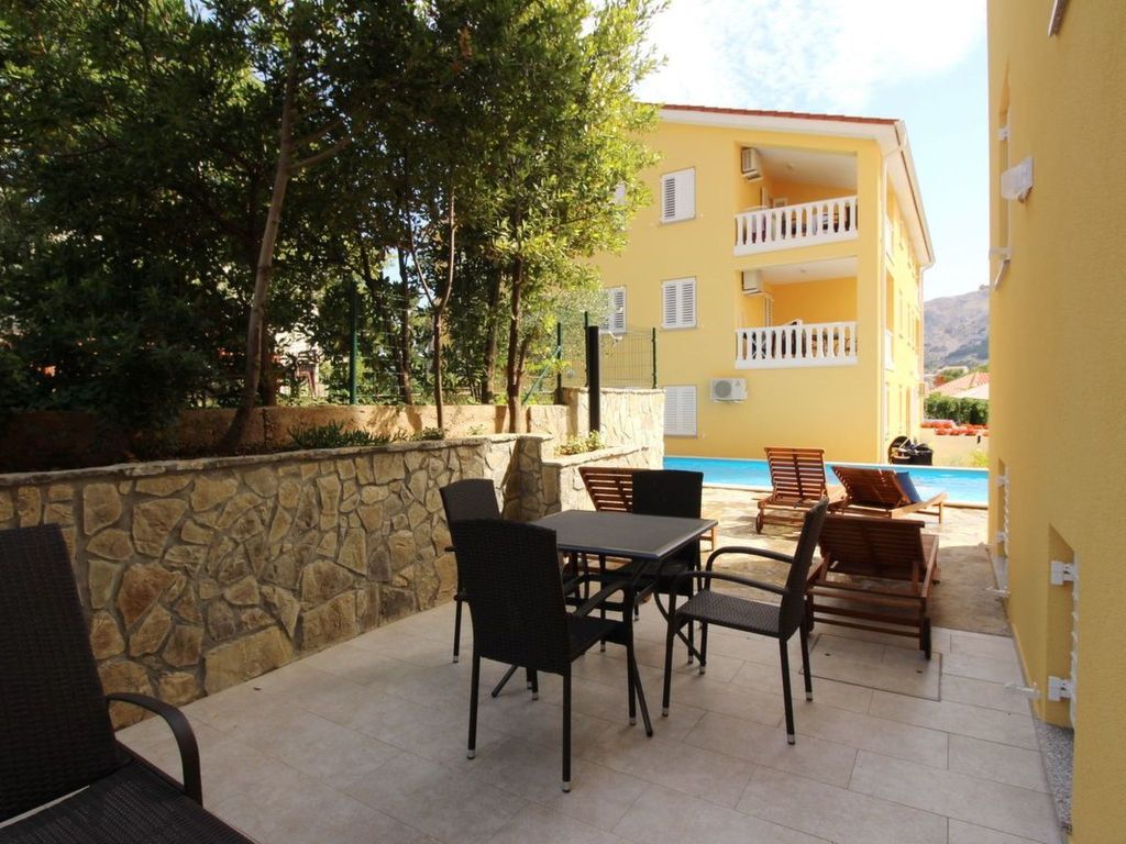 Appartement in Baška mit gemeinsamem Pool und Grill