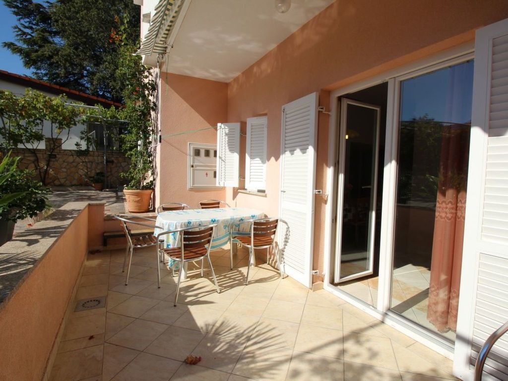 Schöne Wohnung in Baška mit Eigener Terrasse