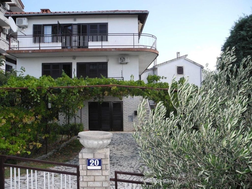Appartement mit Balkon und Meerblick