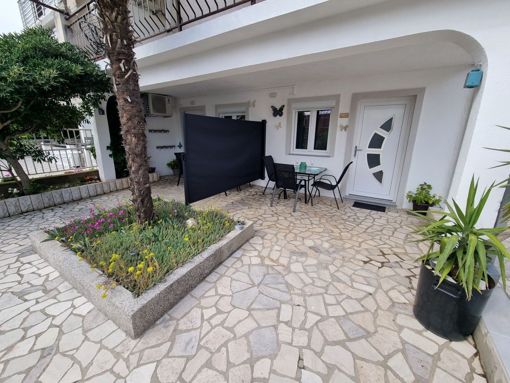 Wohnung in Crikvenica mit privatem Parkplatz