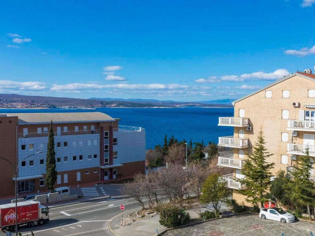 Wohnung in Crikvenica mit Möbliertem Balkon