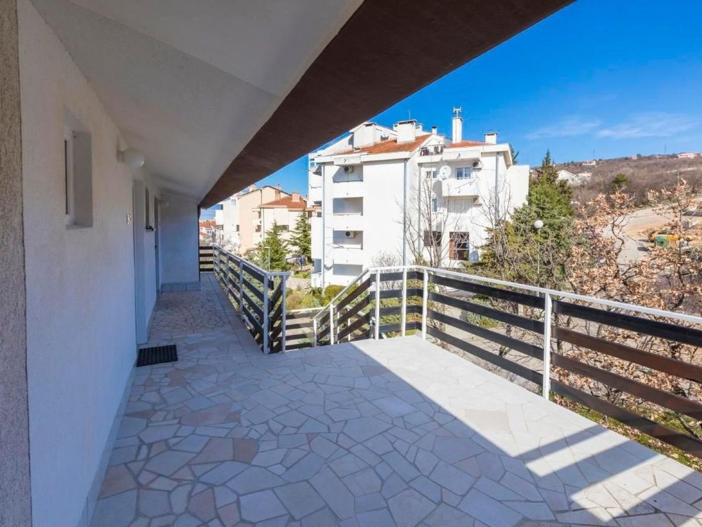 Wohnung in Crikvenica mit Möbliertem Balkon