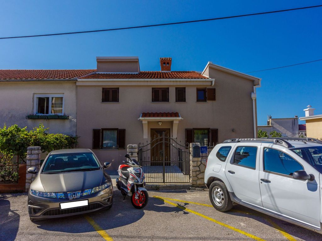 Wohnung mit Balkon, AC, Privatparkplatz