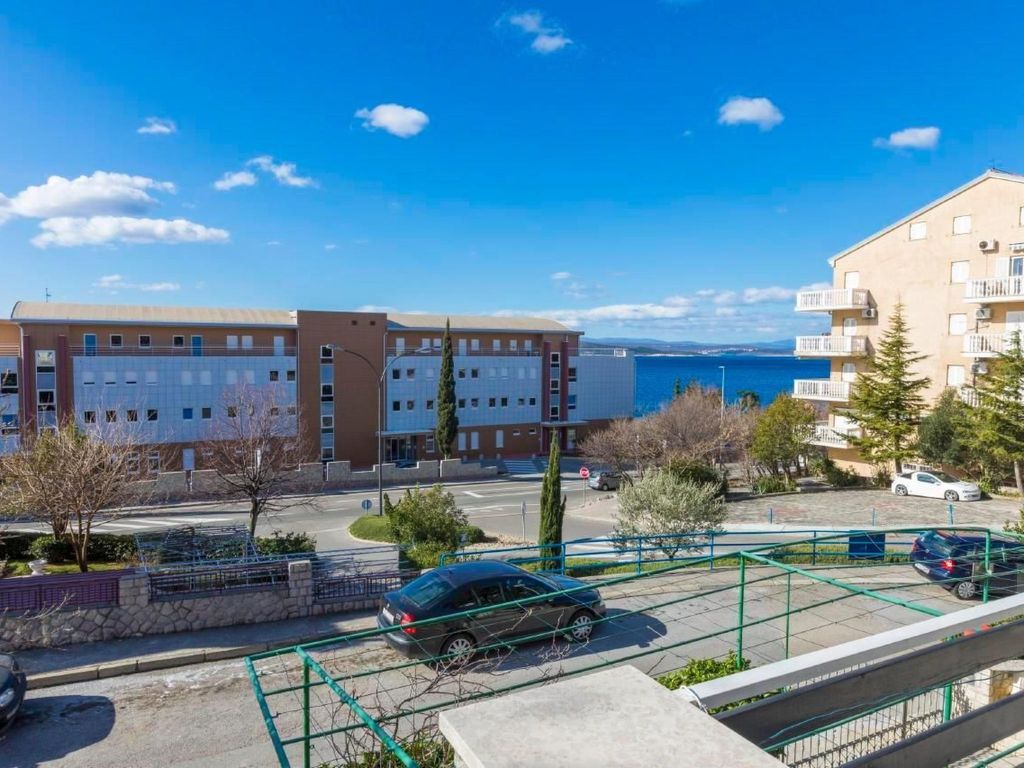 Appartement in Crikvenica mit Möbliertem Balkon