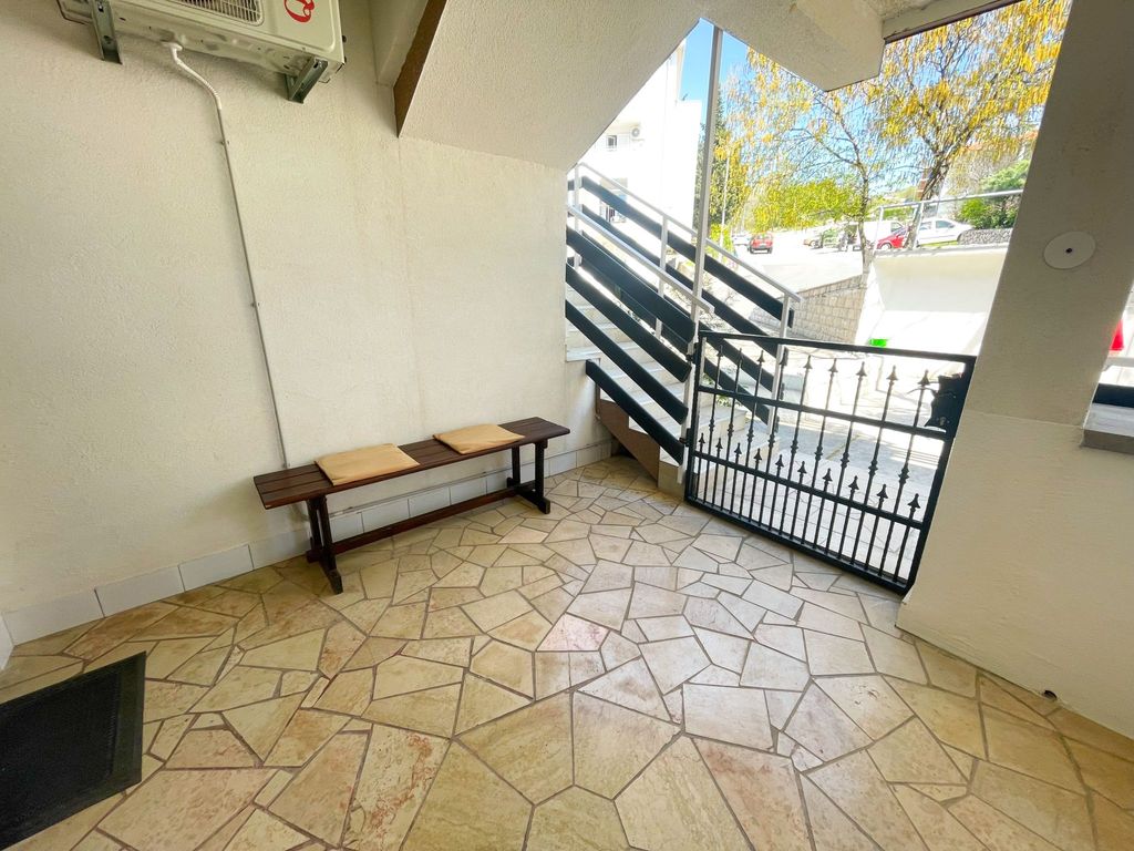Appartement in Crikvenica mit Möbliertem Balkon