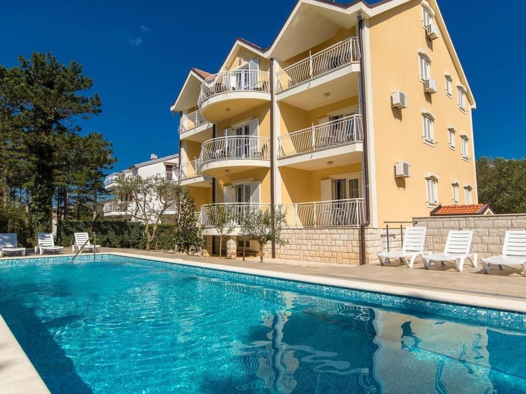 Wohnung in Jadranovo mit gemeinschaftlichem Pool, Terrasse und Grill