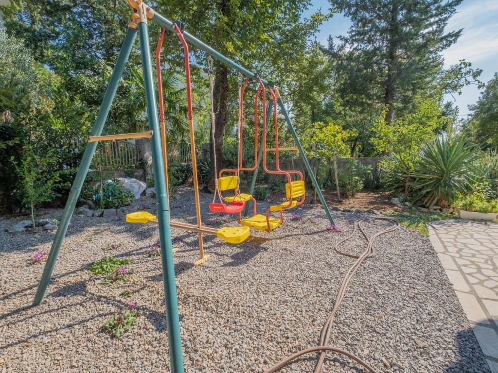 Gemütliche Wohnung in Jadranovo mit Gemeinsamem Garten