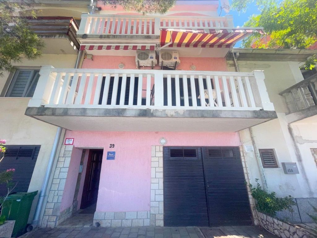 Wohnung in Jadranovo mit Grill und Garten