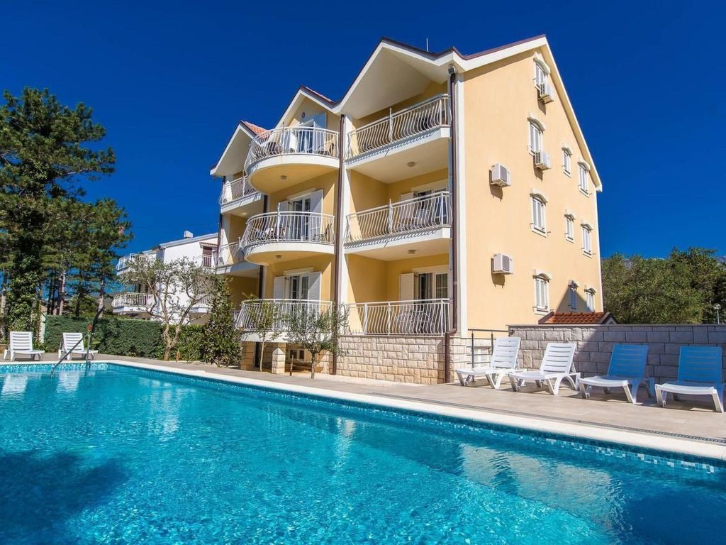 in Jadranovo mit Terrasse, gemeinschaftlichem Pool und Garten