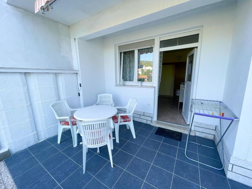 Nette Ferienwohnung in Jadranovo mit Terrasse, Garten und Grill