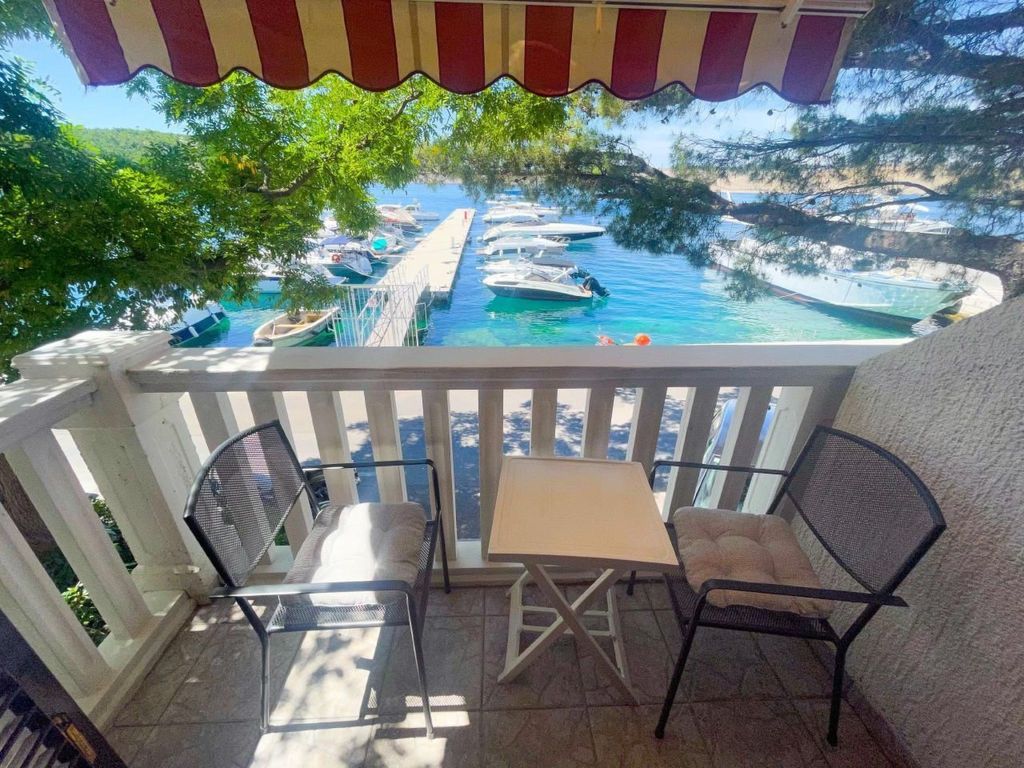 Appartement in Jadranovo mit Terrasse, Grill und Garten