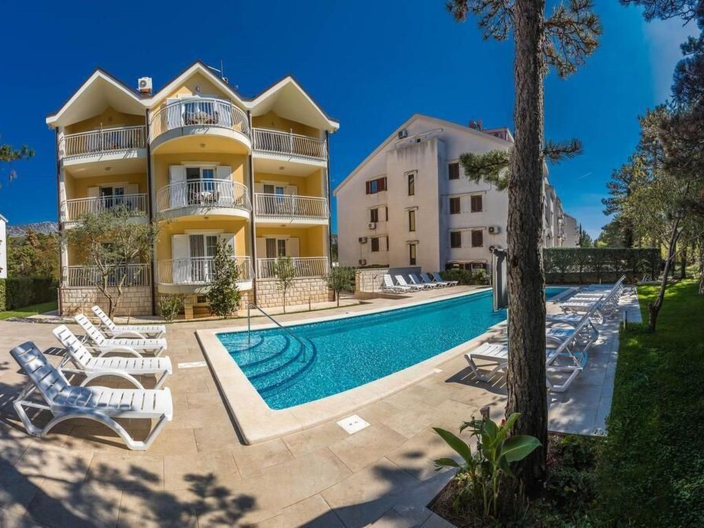Wunderschönes Appartement in Jadranovo mit gemeinschaftlichem Pool, Grill und T