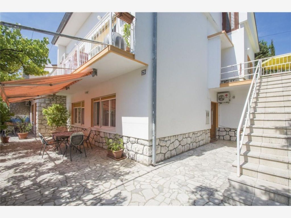 Wohnung in Dramalj mit Schöner Terrasse und Meerblick