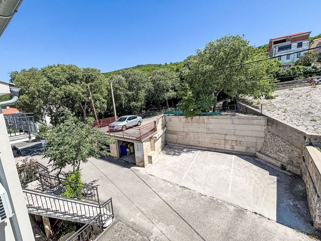 Appartement in Dramalj mit Möbliertem Balkon
