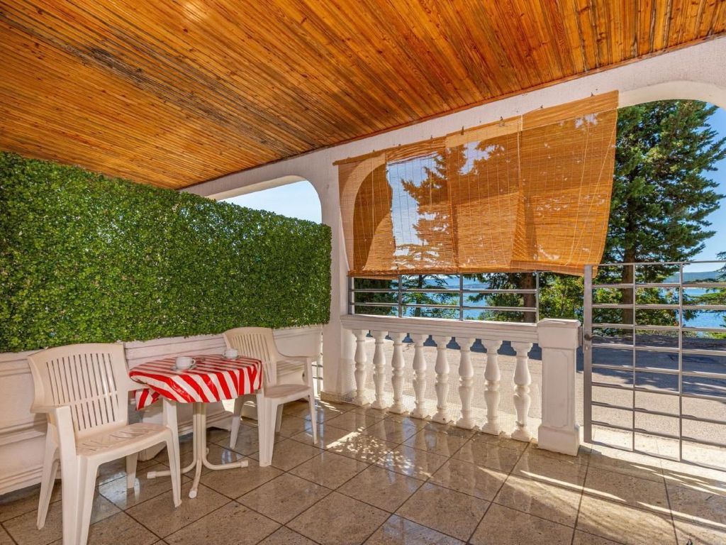 Wohnung in Dramalj mit Kleiner Terrasse