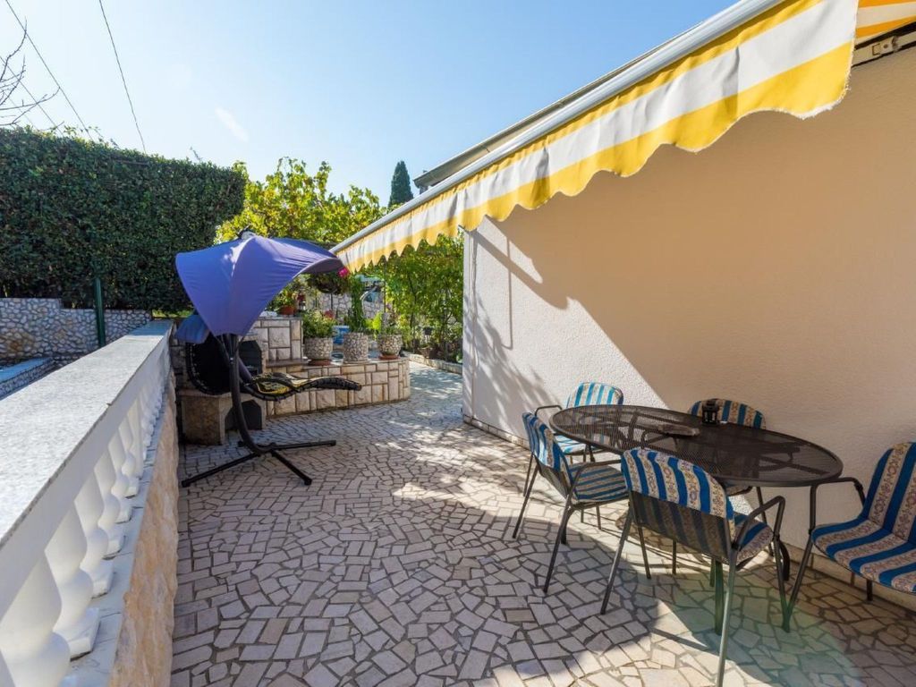 Appartement in Dramalj mit Terrasse und Grill