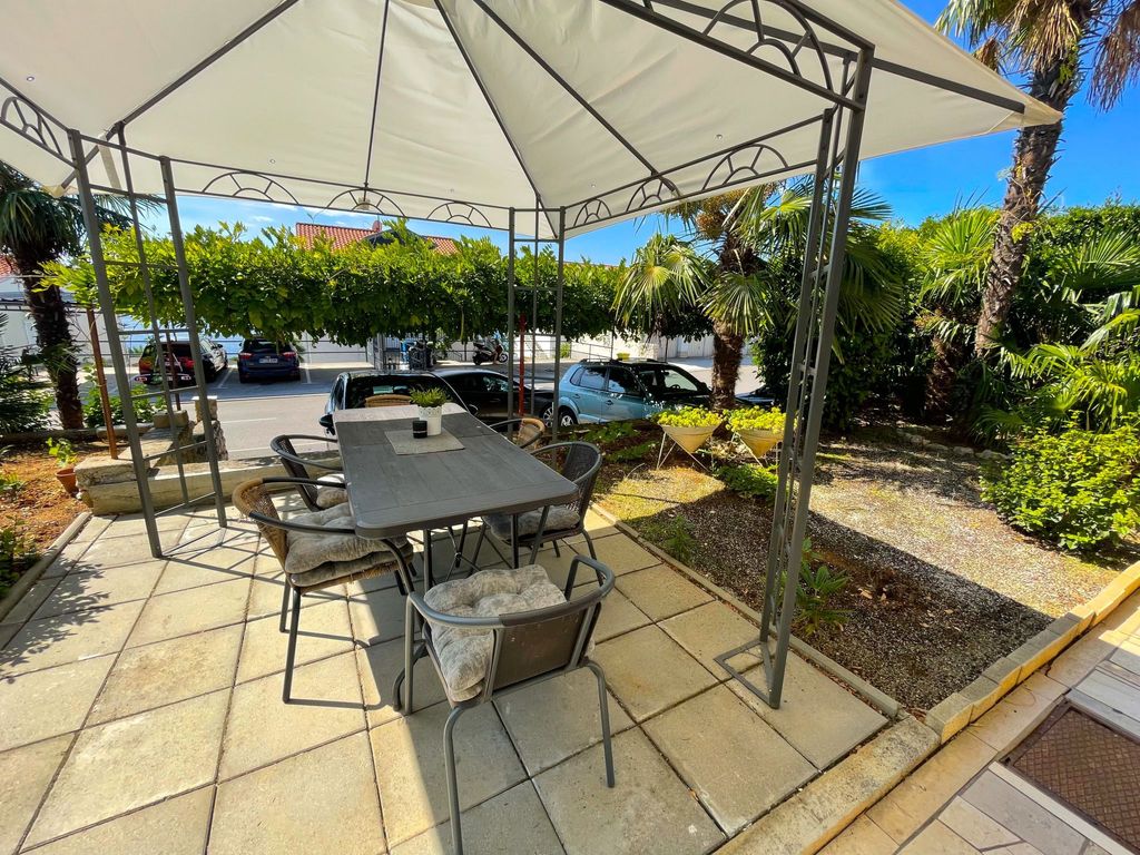 Appartement in Dramalj mit Grill und Terrasse