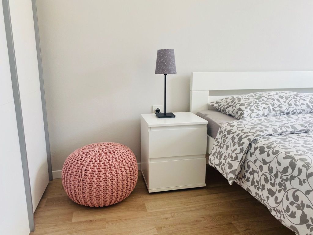 Moderne Wohnung mit Grillplatz auf dem Balkon