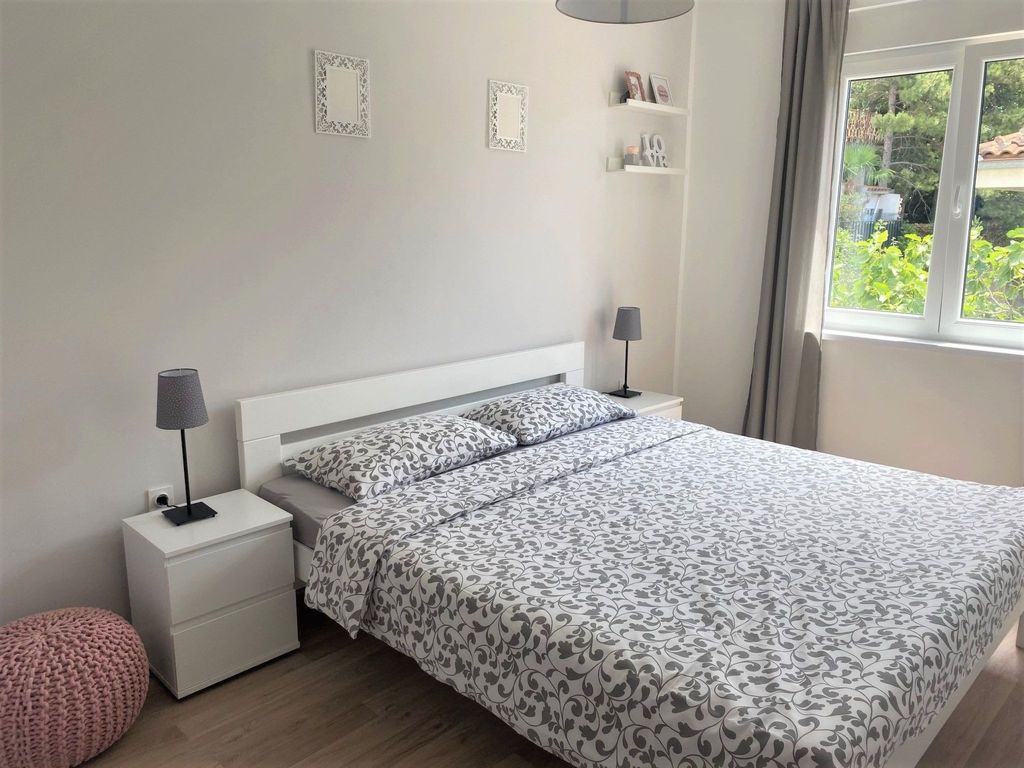 Moderne Wohnung mit Grillplatz auf dem Balkon
