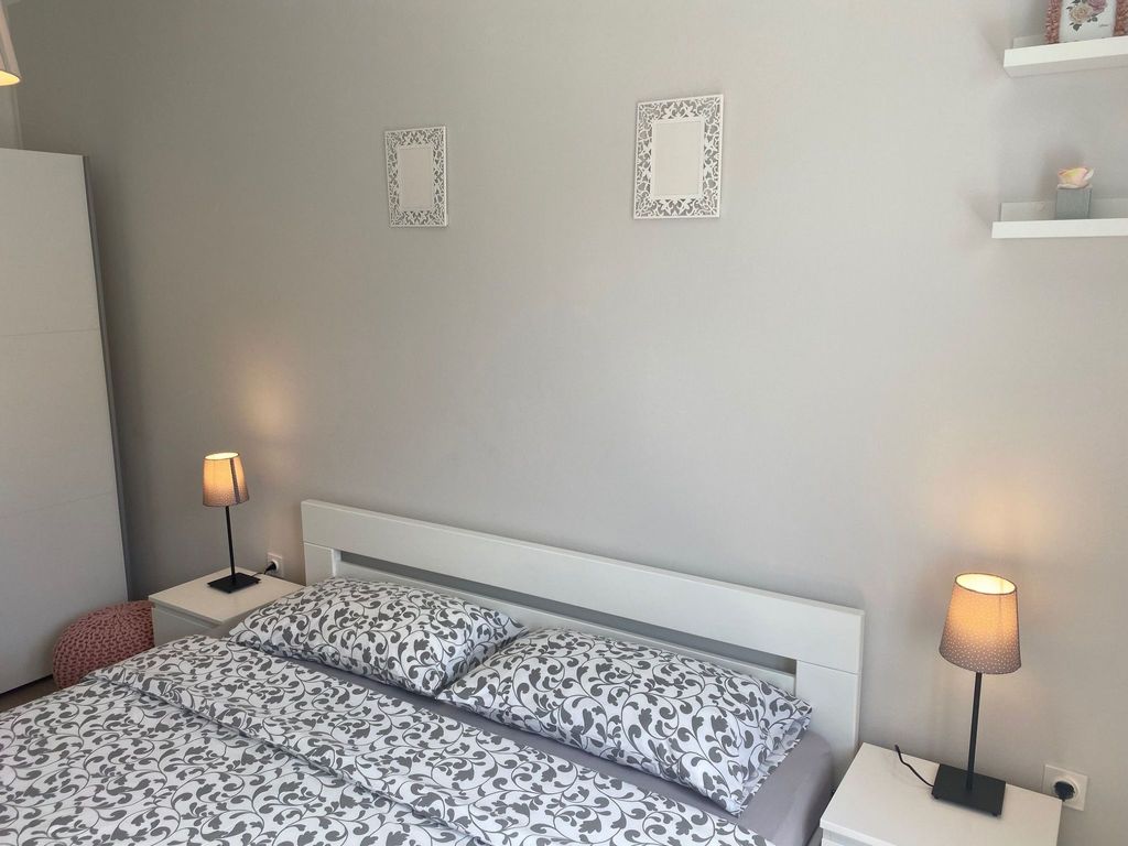 Moderne Wohnung mit Grillplatz auf dem Balkon