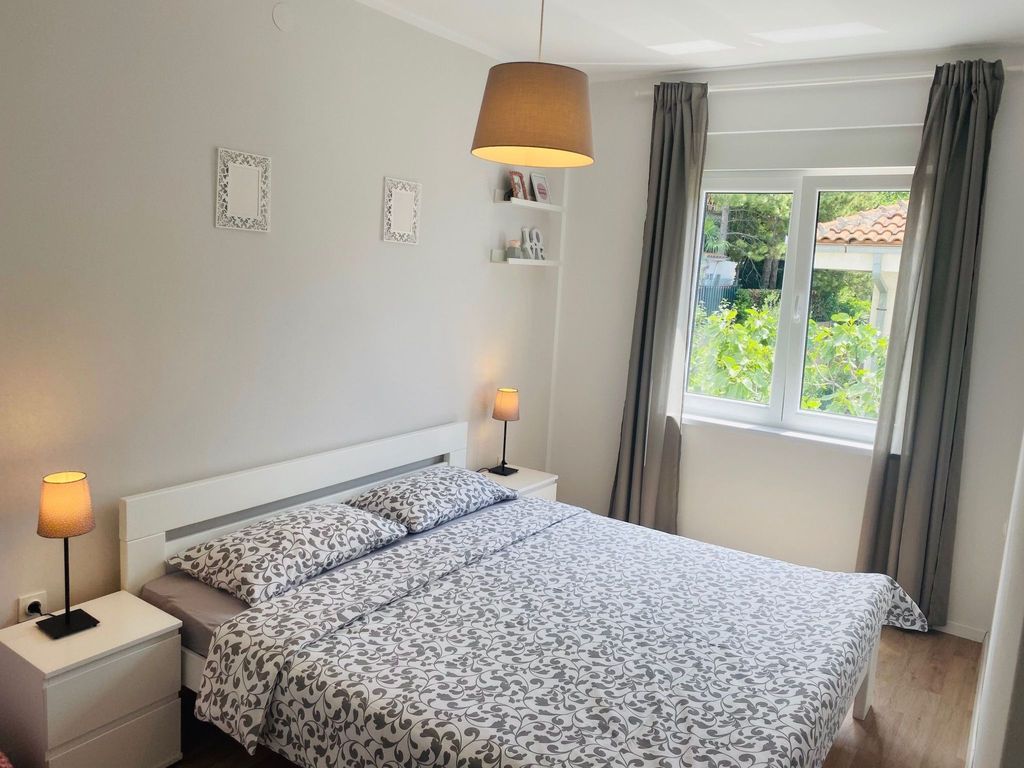 Moderne Wohnung mit Grillplatz auf dem Balkon