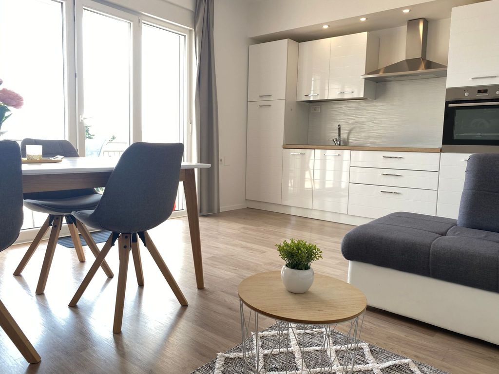Moderne Wohnung mit Grillplatz auf dem Balkon