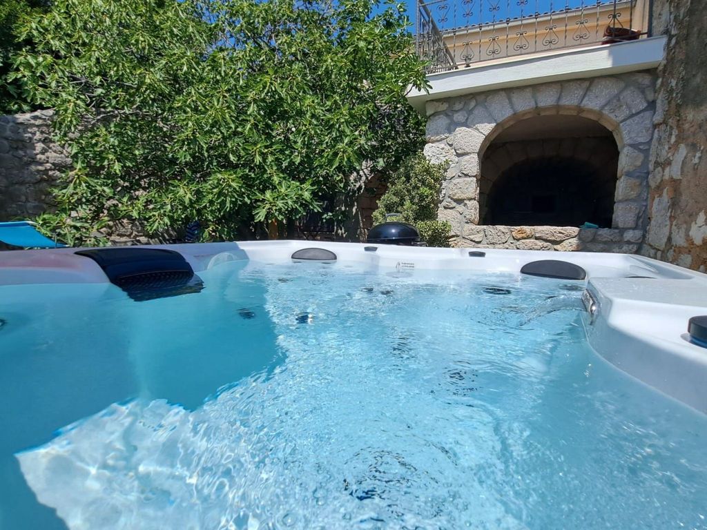 Geräumige Villa mit drei Schlafzimmern und einem ruhigen Garten