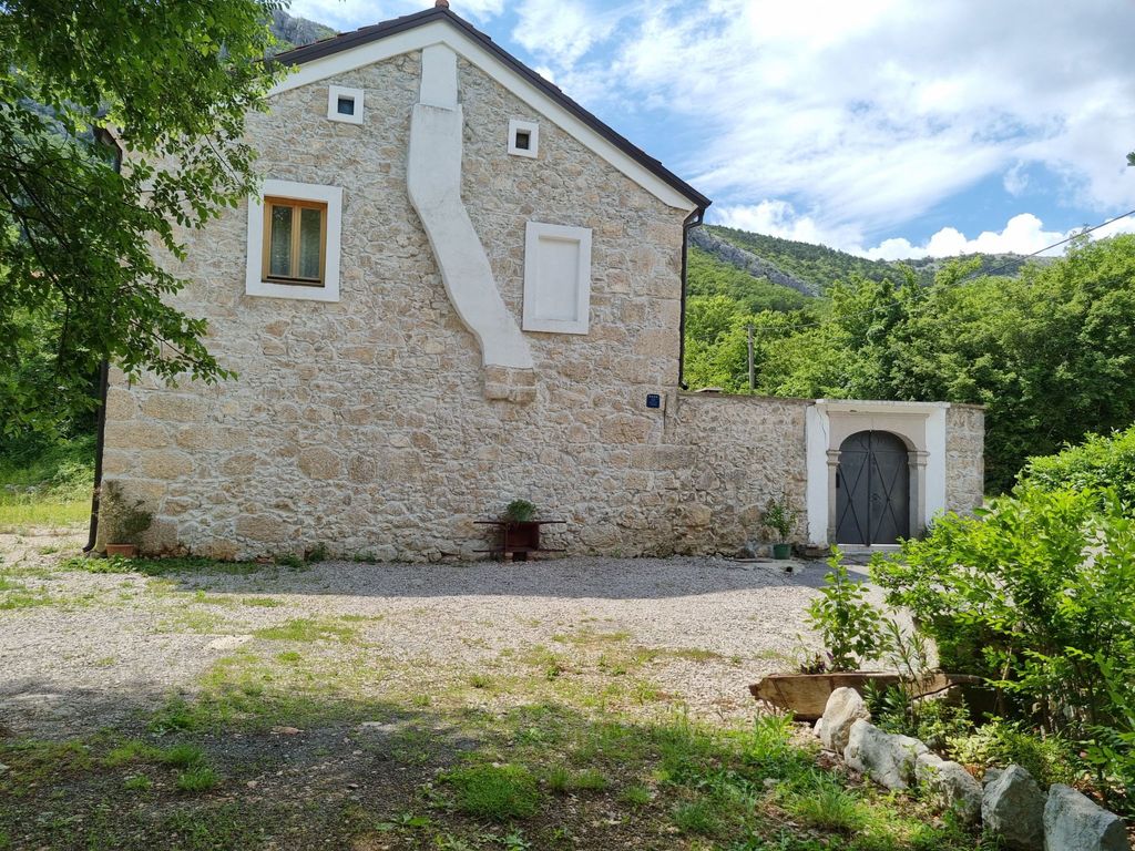 Steinhaus mit privatem Außenpool