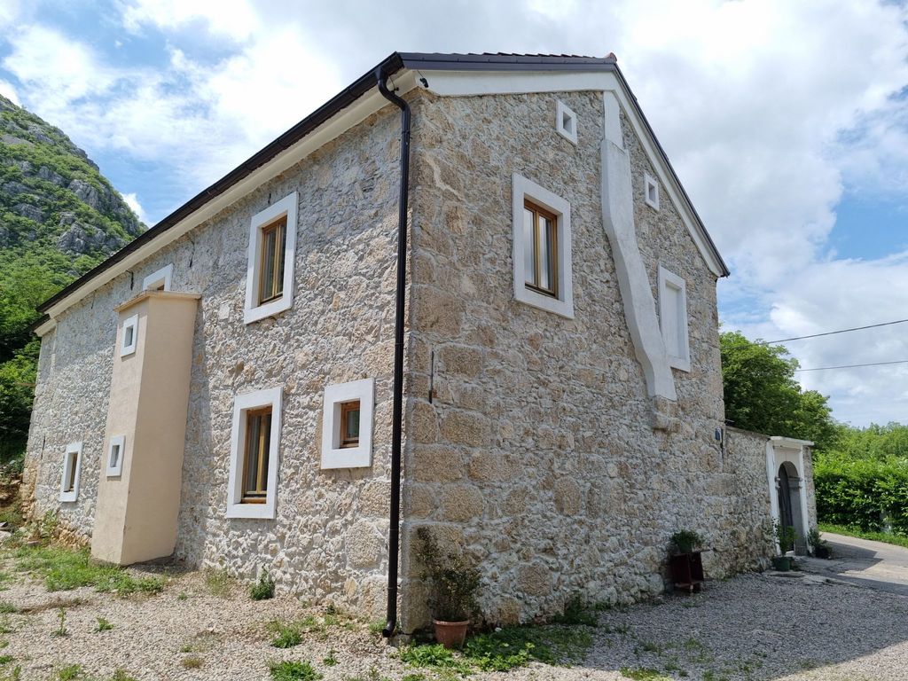 Steinhaus mit privatem Außenpool